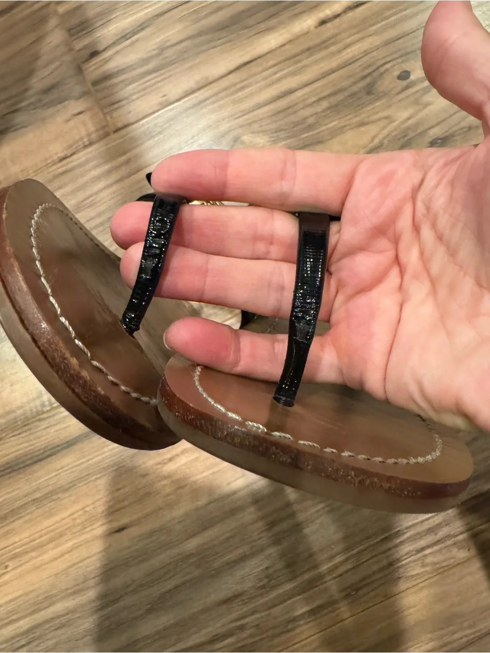 Tory Burch Black Patent Leather Bow Thong Sandals Well Worn size 6.5